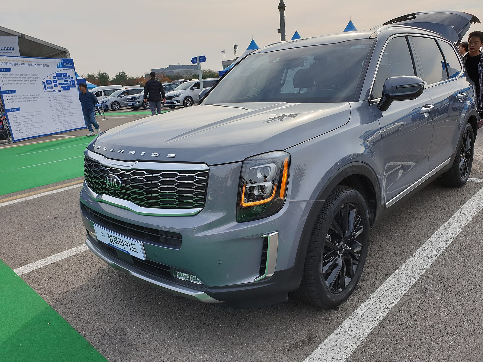 Silver Kia Telluride