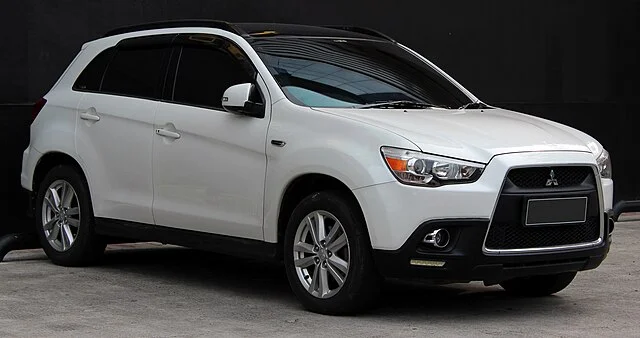 White Mitsubishi Outlander Sport 