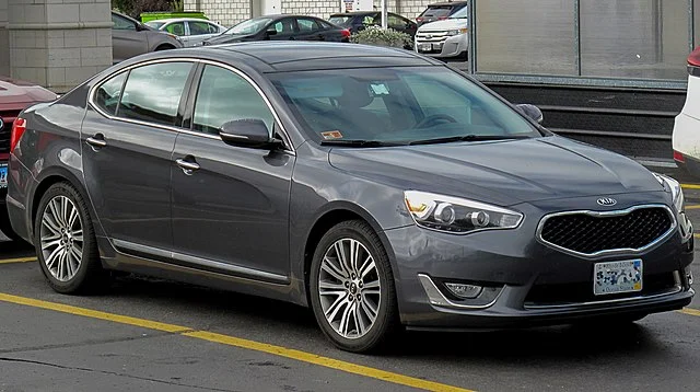 Kia Cadenza in a parking spot