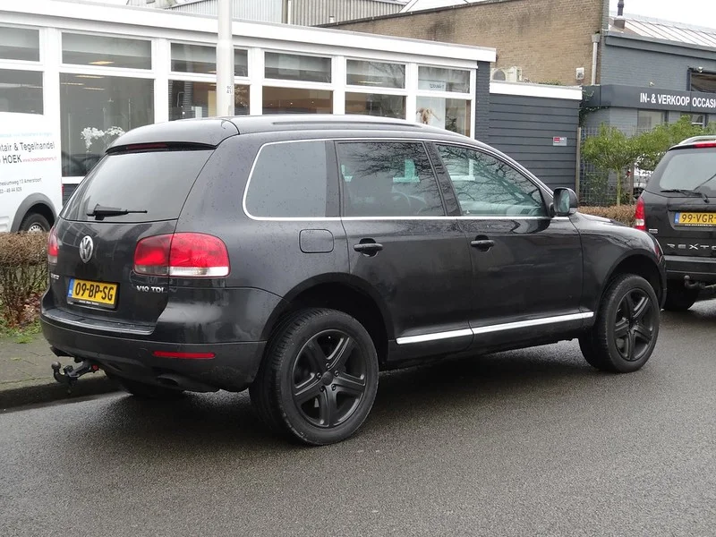 Black Volkswagen Touareg