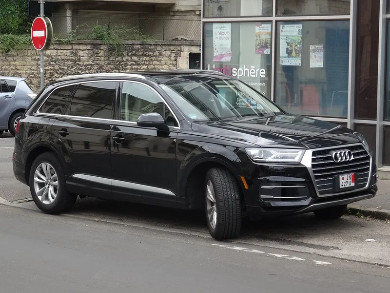 Black Audi Q7 