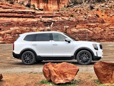 Kia Telluride parked in a canyon