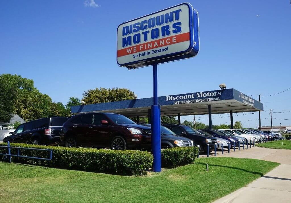 Photo of Discount Motors 5 sign with cars lined up beneath