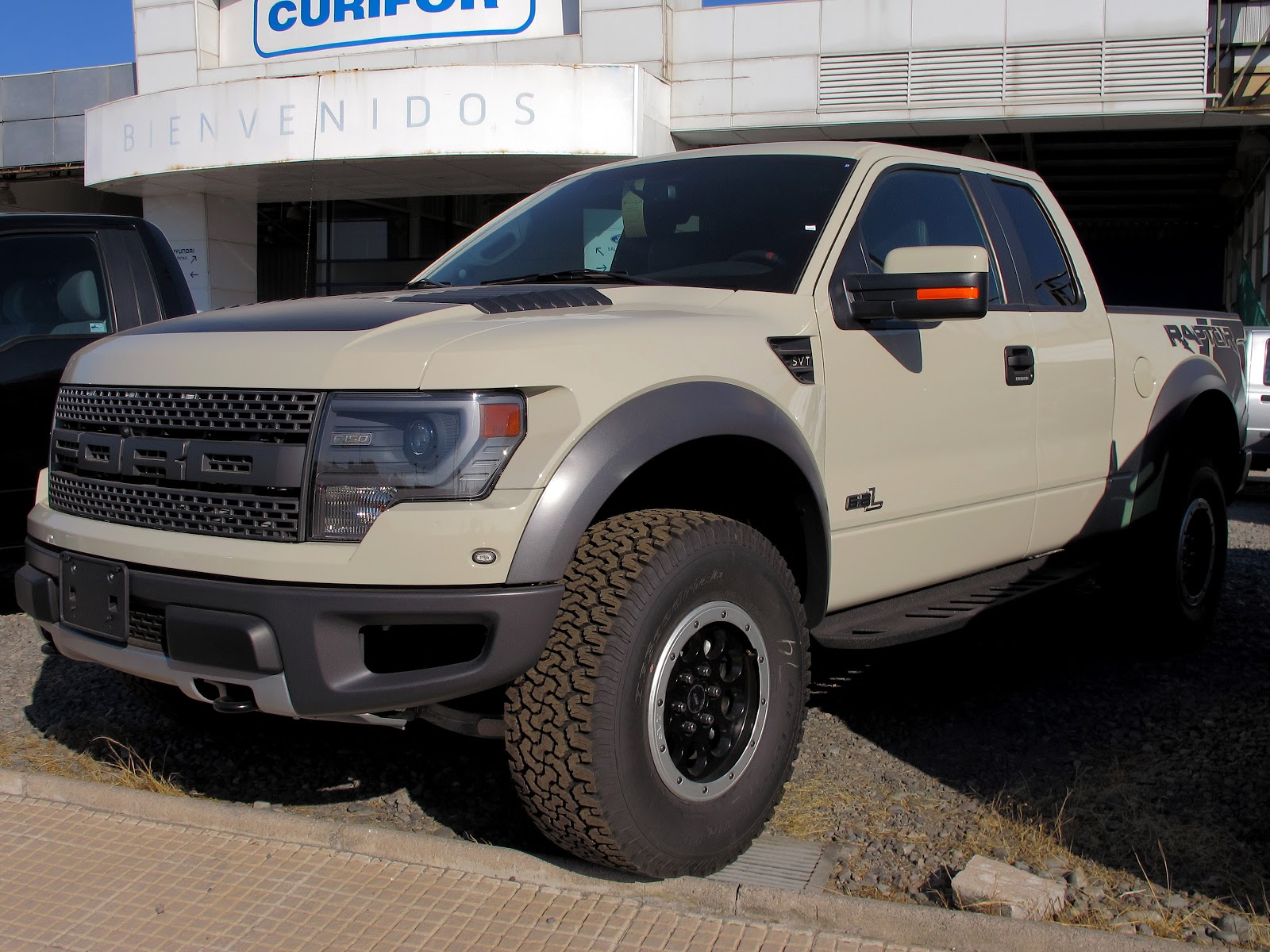 Photo of Ford F-150 Raptor with 6.2L engine