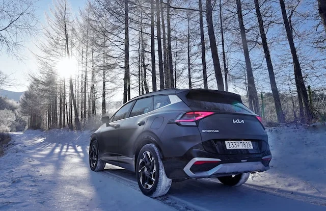 black kia sportage in the snow