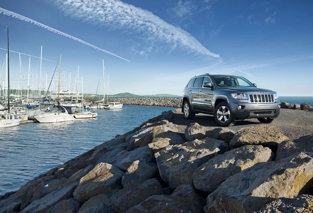 Silver Jeep Cherokee on rocks