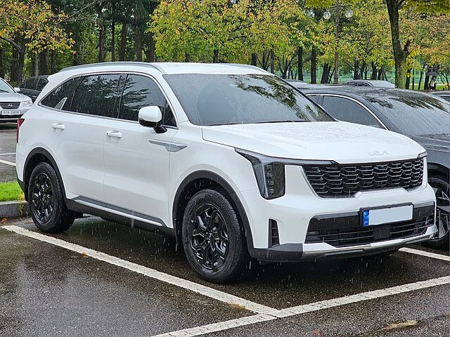 White 2022 Kia Sorento in a rainy parking lot