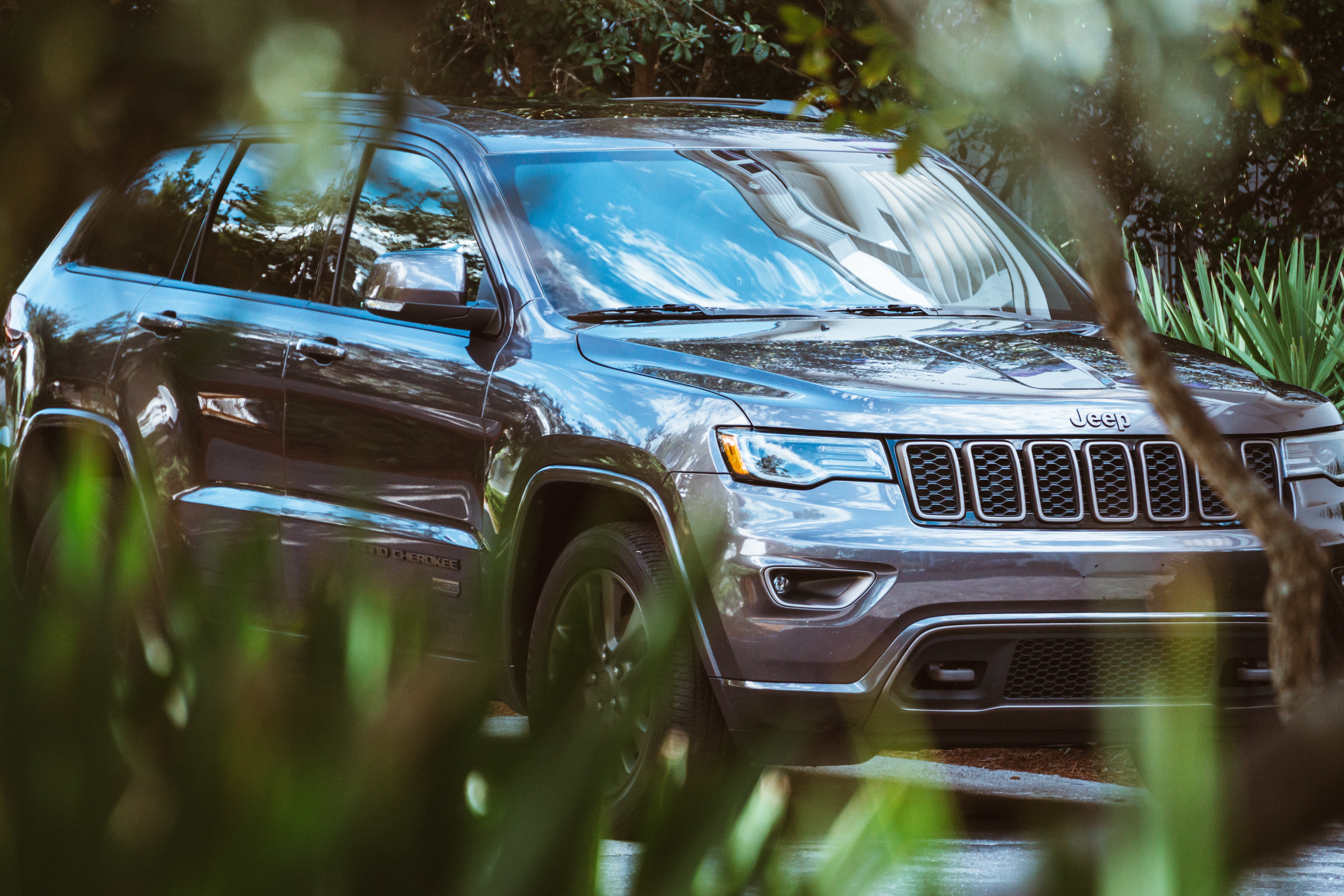 grey jeep cherokee