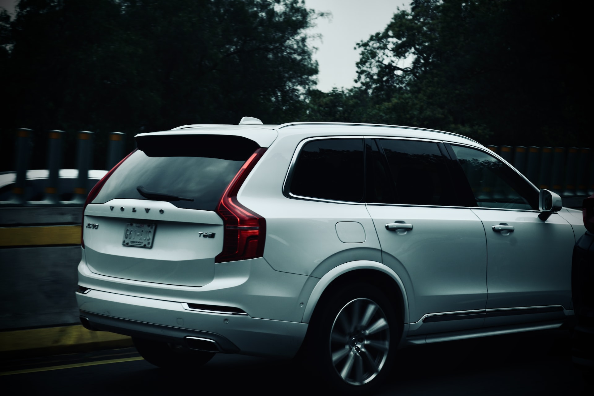 white volvo xc90